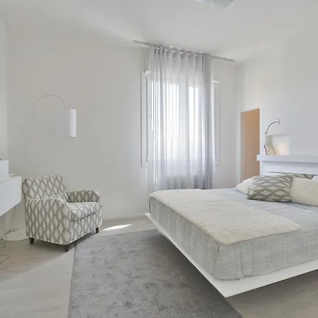 Ur-nest Vestri - Golden Bolonia